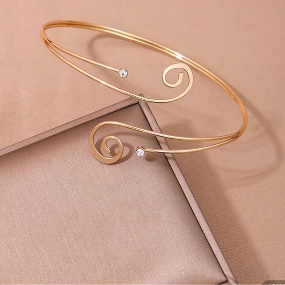 Jewelry - Elegant Gold Swirl Bracelet